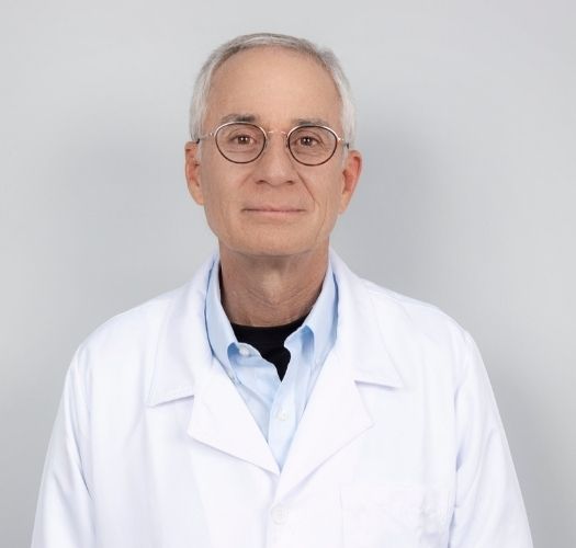 El doctor Sergio Arango es uno de los fundadores de la Clínica del Campestre. Egresado en el año 1986 como Médico y Cirujano del Instituto de Ciencias de la Salud (CES), en el año 1995 como Ortopedista y Traumatólogo de la Universidad Pontificia Bolivariana, y en 2001 terminó una Subespecialidad de Beca AO de Columna en Santiago de Chile.